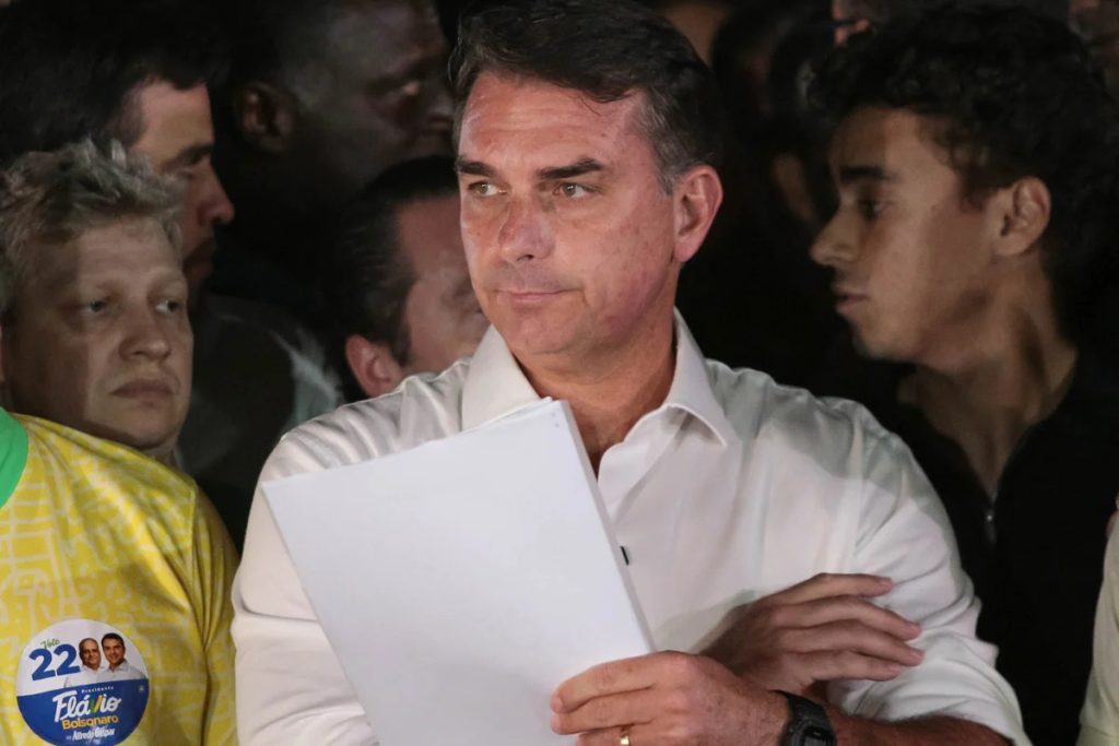 Após fugir do Brasil, Flávio fala em fraude na eleição e se diz ‘presidente eleito’
